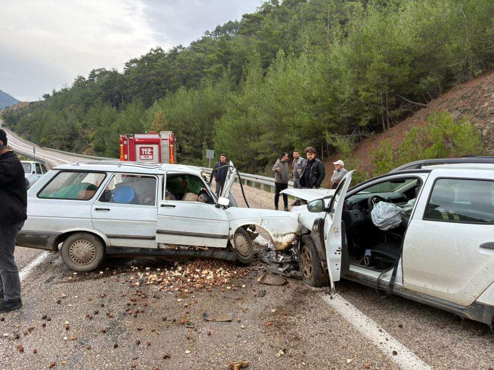 Çarpışan otomobiller bu hale geldi! 1 ölü, 2 yaralı var 4